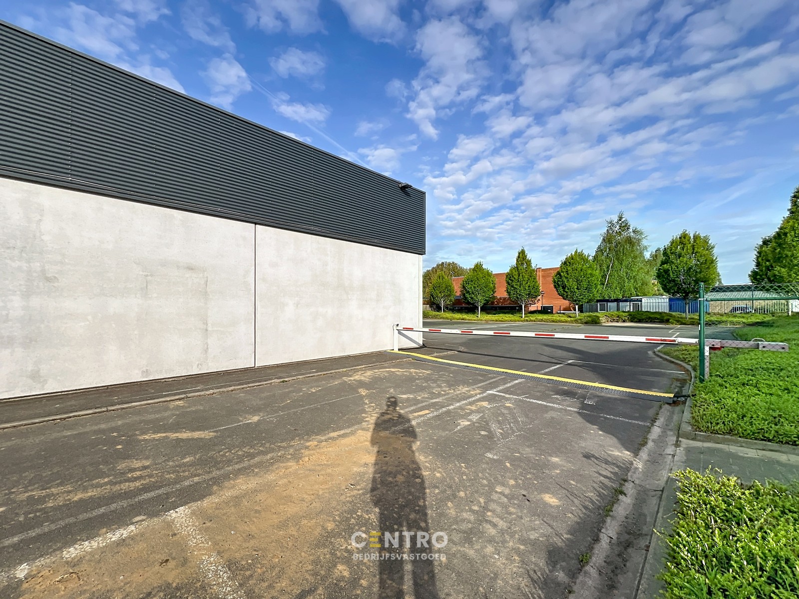 Multifunctioneel bedrijfspand (binnenrecreatie, toonzaal, winkel, opslag,...) van 782m² met 40 parkeerplaatsen op eigen terrein te Bavikhove (Harelbeke). - photo 5
