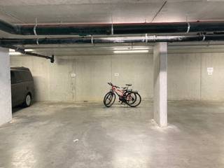 In de Dreefstraat in Heverlee, op een steenworp van de Naamsepoort, bevindt zich deze ondergrondse en inpandige autostaanplaats in een recent en verzorgd gebouw. De ligging is bijzonder gunstig, met een vlotte verbinding naar het centrum van Leuven, de invalswegen en het openbaar vervoer. Winkels, kantoren en andere voorzieningen bevinden zich in de onmiddellijke omgeving, wat deze parkeerplaats uitermate geschikt maakt voor zowel buurtbewoners als pendelaars.<br />Bovendien is ook de naastgelegen parkeerplaats, plaats 6, onder dezelfde voorwaarden te huur. Dit biedt een interessante opportuniteit voor wie op zoek is naar een tweede staanplaats of extra ruimte voor bijvoorbeeld een gezinswagen of bedrijfsvoertuig.<br />Voor meer informatie of een bezoek ter plaatse kan u ons steeds contacteren.