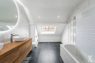 <p><strong>Maison familiale économe en énergie comprenant 3 chambres spacieuses, 2 salles de bains et une cour ensoleillée</strong></p><p>Idéalement située, à proximité des commerces, des écoles, des transports en commun et des principaux axes routiers, cette maison mitoyenne en grande partie rénovée bénéficie d’un excellent classement énergétique (EPC A). La plage se trouve à moins d’un kilomètre et le centre-ville n’est qu’à quelques minutes à vélo.</p><p>La maison a fait l'objet d'importants travaux de rénovation ces dernières années. Ainsi, le toit a notamment été entièrement refait et isolé, les façades ont été isolées, l'installation électrique a été rénovée et mise en conformité, et toutes les fenêtres ont été remplacées par du vitrage à haut rendement (triple vitrage et vitrage HR). De plus, les 10 panneaux solaires permettent de réduire considérablement la facture d'énergie.</p><p><strong>Agencement</strong></p><p><strong>Rez-de-chaussée</strong></p><ul><li>Hall d'entrée</li><li>Grand débarras, idéal pour les vélos et le rangement supplémentaire</li><li>Pièce à vivre conviviale</li><li>Cuisine séparée</li><li>Salle de bains avec baignoire, lavabo, WC et branchement pour lave-linge</li><li>Cour ensoleillée et facile d'entretien, orientée sud-ouest</li><li>Débarras extérieur supplémentaire</li></ul><p><strong>Premier étage</strong></p><ul><li>Vestibule</li><li>2 chambres spacieuses</li></ul><p><strong>Deuxième étage</strong></p><ul><li>Très grande troisième chambre</li><li>Deuxième salle de bains récemment rénovée, avec double vasque, WC et baignoire avec douche</li></ul><p>Les volets roulants à commande électrique dans le salon et les chambres offrent un confort supplémentaire.</p><p>Cette maison allie espace, efficacité énergétique et emplacement exceptionnel. Quelques travaux de rafraîchissement personnels suffiront pour en faire un foyer contemporain où vous pourrez vivre sans souci pendant de nombreuses années.</p><p><strong>Atouts<br />✔</strong> CPE A<br />✔ 10 panneaux solaires<br />✔ Installation électrique conforme<br />✔ Toiture et isolation rénovées<br />✔ 3 chambres spacieuses<br />✔ 2 salles de bains<br />✔ Cour orientée sud-ouest<br />✔ À proximité de la plage, des commerces et des écoles</p>