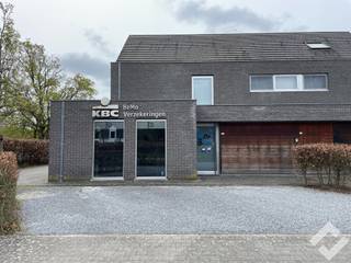Energiezuinig en instapklaar kantoor te huur op commerciële ligging in Geel. Het kantoor bevindt zich op de drukke verbindingsweg Molseweg die met de Zuiderring Mol en Geel met elkaar verbindt. Dagelijkse passage en vlotte bereikbaarheid is hier gegarandeerd. <br /><br />Het kantoor heeft een oppervlakte van 100m2 en heeft een goede indeling met afzonderlijk bureau, keuken, toilet, kantoorruimte met bijkomend af te sluiten deel en een berging. Vooraan zijn er voldoende parkeerplaatsen voor zowel werknemers als bezoekers. Een ideale locatie voor uw kantoor, praktijk of vrij beroep! Aanwezige meubels kunnen mee worden gehuurd indien gewenst! <br /><br />Onmiddellijk beschikbaar! <br /><br />BIJZONDERHEDEN:<br />- Energiezuinig<br />- Instapklaar<br />- Goed bereikbare ligging<br />- Voldoende parkeergelegenheid