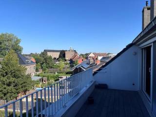 Ruim dakappartement met panoramisch zicht en zonnig terras op de volledige derde verdieping van een kleinschalig appartementsgebouw in het centrum van Tielt<br /><br />Indeling: <br />Hall, lichtrijke leefruimte met alle mogelijkheden voor het installeren van een zithoek, een eetplaats en burohoek en die uitgeeft op het ruime terras achteraan met open zicht. Er is een volledig ingerichte keuken (vaatwasser, oven, frigo, kookplaat, dubbele spoelbak...) met aansluitend een berging/wasplaats. De badkamer heeft een ligbad, toilet en een lavabomeubel. Verder beschikt het appartement over twee slaapkamers en een garage aan de achterkant van het gebouw.<br /><br />Het grote zuidgerichte terras is een absolute troef en vormt de ideale plek om te ontspannen en te genieten van de zon. <br /><br />Provisie gemeenschappelijke kosten 75€/maand<br /><br />Benieuwd? Contacteer ons voor een bezoek ter plaatse!