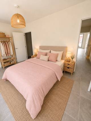 Dit appartement op de 2e verdieping in nieuwbouwproject Hof Berlamuze combineert eigentijds wooncomfort met een groene en rustige omgeving, op wandelafstand van de historische binnenstad van Lier. <br /><br />De indeling is doordacht en praktisch: 1 grote slaapkamer vooraan en een open keuken met leefruimte achteraan met aansluitend het terras.<br /><br />De badkamer is stijlvol ingericht en voorzien van een inloopdouche, modern lavabomeubel en WC. Er is ook een berging.<br /><br />Het appartement is afgewerkt met kwalitatieve, onderhoudsvriendelijke materialen en uitgerust met energiezuinige vloerverwarming (verwarmen én koelen), wat garant staat voor een aangenaam comfort. <br /><br />Er is een breed Zuid-gericht terras en u hebt toegang tot een fietsenstalling.<br /><br />Huurvoorwaarden:<br />-Huurprijs : 985 Euro/maand<br />-Bijkomende provisie : 110 Euro/maand<br />-Aparte meterstanden ter eigen afrekening van privatief water en elektriciteitsverbruik.<br />-1-jarig huurcontract, stilzwijgend verlengbaar<br />-Maximaal 2 personen<br />-3 maanden huurwaarborg<br />-onmiddellijk beschikbaar <br /><br />Info of afspraak: wonen@fidesinvest.be - 03 232 54 00 => afspraak mogelijk op donderdag namiddag 15/10 !<br /><br />Het appartement wordt ongemeubeld verhuurd. De getoonde inrichting op sommige foto's is digitaal gesimuleerd en dient enkel ter inspiratie.