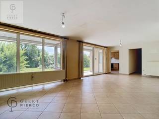 Graag bezoeken wij samen met jullie dit instapklare gelijkvloers appartement op een leuke locatie in Landen.<br />De vlotte bereikbaarheid hier en het comfortabel wonen komen hier perfect samen. Landen staat namelijk bekend om haar combinatie van groen, voorzieningen , mobiliteit en vooral de snelle verbinding met de E40. Bovendien bevinden de winkels, scholen, ontspanningsmogelijkheden zich meteen in de directe omgeving.<br />Met een bewoonbare oppervlakte van 122 vierkante meter is dit absoluut een aangenaam en praktisch appartement. Het appartement, gebouwd in 2003, bevindt zich in een kleine appartementsblok. Een syndicus is er niet.<br />Het appartement heeft ook nog een bijzondere troef. De enorme tuin, waar je vooral kan geniet van het licht, de rust. Het is zuiders gericht. De tuin is in de zomer de perfecte plek om te barbeque boven te halen.<br />Het appartement beschikt over een ruime vestiaire, badkamer, toilet, 2 slaapkamers, een grote keuken, wasplaats. De leefruimte geeft je een topuitzicht over het volledige perceel.<br />Parkeergelegenheid genoeg. Achteraan kan je vrij parkeren, maar dit kan ook in een gesloten parkeerbox.<br />Hebben wij uw interesse kunnen opwekken voor een bezoekje? Aarzel dan zeker niet en neem contact op via het nummer 011/361919 of via onze site info@pierco.be<br />