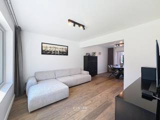 Recent gerenoveerde woning met alle COMFORT met garage, dubbele oprit en aangelegde tuin met groot zonneterras te Rumbeke!<br /><br /><strong>INDELING:<br /><u><em>Gelijkvloers:</em></u></strong><br />Inkomhal - ruime living - volledig ingerichte NIEUWE 'Dovy'-keuken (O.a. met inductiefornuis, dampkap, heteluchtoven, ingebouwde microgolfoven, vaatwasmachine, frigo en granieten werkblad) - koele berging - afzonderlijk gastentoilet (met lavabo) - garage (met automatische sectionale poort) - wasplaats - dubbele oprit - volledig aangelegde en omheinde tuin met groot zonneterras.<br /><br /><u><em><strong>Eerste verdieping:</strong></em></u><br />Nachthal - badkamer 1 (O.a. met dubbel lavabomeubel en inloopdouche) - badkamer 2 (O.a. met lavabo, hangtoilet en ligbad)/Kan omgevormd worden tot 3de slaapkamer - 2 RUIME slaapkamers.<br /><br /><u><em><strong>Tweede verdieping:</strong></em></u><br />Zolder (Extra slaapkamer mogelijk).<br /><br /><u><strong>Opmerkingen:</strong></u><br />- ENERGIEZUINIGE woning: Energielabel B!<br />- Elektriciteit volledig GOEDgekeurd!<br />- VLOERVERWARMING aanwezig: Gelijkvloers én eerste verdieping!<br />- Isolatiechape aanwezig.<br />- 3-dubbele beglazing (PVC)!<br />- Regenwaterput aanwezig.<br />- KWALITATIEVE keuken: Dovy!<br />- Dakisolatie aanwezig.<br />- NIEUWE sectionale geautomatiseerde garagepoort!<br /><br />Instapklare woning met alle COMFORT! Aarzel zeker niet om ons te contacteren voor een bezoek ter plaatse: 051/817.817 - info@centro.be.