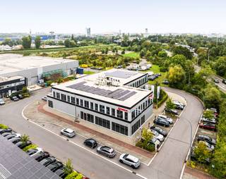 Ontdek deze uitstekend gelegen verhuurde kantoren van maar liefst 2.039 m², op een toplocatie vlakbij de R0. Ook met het openbaar vervoer ben je er zo: het station Vorst-Zuid ligt op wandelafstand.<br />De moderne en lichte kantoorruimtes bevinden zich in de bedrijvenzone "ZEN Park" en zijn verdeeld over de begane grond en eerste verdieping.<br />De kantoren zijn volledig uitgerust met een kitchenette, douches, airconditioning en bieden volop comfort. Daarnaast beschik je over 26 privatieve parkeerplaatsen.<br />Dit is een unieke kans om te investeren in een pand met een rendement van <strong>6,75%</strong> met 2 stabiele huurders!<br />elke huurder beschikt over +/- 1.000 m² verdeeld over de 2 vleugels van het gebouw. <br />Interesse? Neem snel contact op met PANORAMA voor meer info, plannen of een vrijblijvend plaatsbezoek via 0479 70 70 70.