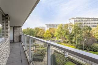 <p><span>Lichtrijk appartement van 126m² met twee slaapkamers te koop in Berchem</span></p><p><span> </span></p><p><span>Dit appartement gelegen op de derde verdieping heeft grote raampartijen waardoor het appartement wordt overgoten met natuurlijk licht, dat zorgt voor een warme en uitnodigende sfeer. </span></p><p><span> </span></p><p><span>Hiernaast biedt het een ruim en comfortabel woongedeelte met aparte keuken. Het terras aan de voorzijde is makkelijk toegankelijk vanuit de leefruimte of keuken, met uitzicht op een groene omgeving, wat de perfecte setting is om te ontspannen. Het terras aan de achterzijde is toegankelijk via de slaapkamers. Het appartement is momenteel verhuurd.</span></p><p><span> </span></p><p><span>Het ruime appartement heeft twee slaapkamers, een badkamer en aparte wasruimte. </span></p><p><span> </span></p><p><span>De locatie is ideaal voor mensen die op zoek zijn naar gemak. U bevindt zich in de nabijheid van belangrijke snelwegen, supermarkten, hoogwaardige winkels, voorzieningen, sportcentra, parken, scholen en het openbaar vervoer.</span></p><p><span> </span></p><p><span>Troeven:</span></p><ul><li><span>Locatie</span></li><li><span>Bewoonbare oppervlakte 126 m²</span></li><li><span>Lichtrijk</span></li><li><span>Toegankelijkheid</span></li><li><span>Twee ruime terrassen</span></li><li><span>Lift</span></li></ul><p><span> </span></p><p><span>Dit appartement is een unieke kans om te wonen in een comfortabele en handige omgeving of het kan zelf dienen als investering.</span></p><p><span> </span></p><p><span>Aarzel niet om vandaag nog contact met ons op te nemen voor meer informatie of om een bezichtiging te plannen.</span></p>