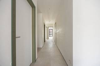 ENKEL BEZOEKEN MOGELIJK DOOR ONDERSTAANDE LINK VOLLEDIG EN CORRECT IN TE VULLEN:<br />https://mijnhuurprofiel.be/property/d5be4081-d4e3-421b-aded-3dbb24b0b7a4/login<br /><br />Dit ruime en lichtrijke nieuwbouwappartement is gelegen op een toplocatie in Malle en bevindt zich op de eerste verdieping. Het appartement is zowel via de lift als de trap bereikbaar.<br /><br />INDELING:<br /><br />Via de inkomhal bereiken we de lichtrijke leefruimte, die in een open geheel verbonden is met de volledig geïnstalleerde keuken. Dankzij het grote schuifraam geniet de leefruimte van een aangename lichtinval en is er rechtstreeks toegang tot het terras aan de achterzijde, waar u in alle rust kan genieten.<br /><br />Nabij de keuken bevindt zich een ruime en praktische berging, voorzien van aansluitingen voor een wasmachine en droogkast. Verder beschikt het appartement over een badkamer met douche, ligbad en dubbel lavabomeubel, evenals een apart gastentoilet. Tot slot beschikt het appartement over twee slaapkamers voorzien van screens.<br /><br />Buiten beschikt het appartement over een gemeenschappelijke afvalberging en een privatieve fietsenberging.<br /><br />Een privatieve autostaanplaats is verplicht bij te huren aan €50 per maand. De gemeenschappelijke kosten bedragen €50 per maand en omvatten onder meer het onderhoud van de lift en gemeenschappelijke hal.<br /><br />De huurwaarborg bedraagt drie maanden huur. Het appartement is beschikbaar vanaf 1 december 2026.<br />Alle nutsvoorzieningen zijn rechtstreeks af te sluiten door de huurder.<br /><br />Voor meer info of een bezoek, neem contact op met Lieselotte via lieselotte@reds.be.