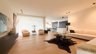 <p>Instapklare woning met het comfort van nieuwbouw, volledig hoogwaardig afgewerkt en gebouwd in 2023. Dankzij de recente bouw geniet je hier van modern wooncomfort zonder de zorgen van een renovatie. Bovendien gebeurt de verkoop <strong>aan het tarief van 2% registratierechten</strong>, wat deze woning extra aantrekkelijk maakt</p>
<p>Deze moderne woning combineert een luxueuze afwerking, hedendaags wooncomfort en een uitstekende energieprestatie. Met een E-peil van slechts 13, een warmtepomp, aluminium ramen en deuren en een doordachte indeling is dit een woning waar kwaliteit en comfort centraal staan.</p>
<p>Dankzij de grote raampartijen geniet u doorheen de woning van bijzonder veel natuurlijke lichtinval. De open en moderne leefruimtes zorgen voor een aangenaam gevoel van ruimte en creëren een mooie verbinding tussen het interieur en de tuin.</p>
<p>Via de inkomhal komt u binnen. Rechts bevindt zich onmiddellijk een ruime polyvalente ruimte, momenteel ingericht als bureau. Deze ruimte kan volledig naar eigen wens worden ingericht en kan bijvoorbeeld dienstdoen als bureauruimte, hobbykamer, speelruimte of extra werkplek. Aansluitend bevindt zich het gastentoilet.</p>
<p>Links heeft u toegang tot de ruime leefruimte, waar de grote raampartijen zorgen voor een prachtige lichtinval. De leefruimte staat naadloos in verbinding met de keuken en eetruimte, waardoor een open en gezellige leefomgeving ontstaat.</p>
<p>De luxueuze, volledig ingerichte keuken is een echte blikvanger en combineert een moderne uitstraling met praktisch gebruiksgemak. Via het grote schuifraam heeft u rechtstreeks toegang tot het overdekte terras en de tuin, waardoor binnen en buiten mooi in elkaar overvloeien. Via de keuken bereikt u eveneens de praktische berging en de ruime inpandige garage.</p>
<p>Op de verdieping bevinden zich 3 ruime slaapkamers. De master bedroom biedt voldoende ruimte voor een comfortabel slaapgedeelte en extra kasten.</p>
<p>De verdieping beschikt daarnaast over een zeer ruime en luxueus afgewerkte badkamer, uitgerust met een dubbele wastafel, een prachtig vrijstaand bad en een ruime inloopdouche. Verder is er een afzonderlijk toilet.</p>
<p>Ook de buitenomgeving is volledig verzorgd. De woning beschikt over een volledig aangelegde en omheinde tuin, waardoor u meteen kunt genieten van een mooie en onderhoudsvriendelijke buitenruimte. Het ruime overdekte terras is de ideale plaats om gezellig te ontbijten, te dineren of te ontspannen, ongeacht het weer.<br /><br />Een bijkomende troef: je geniet bovendien nog gedurende 2 jaar van een vrijstelling van de onroerende voorheffing.</p>
<p>Pluspunten<br />- Bouwjaar 2023 – quasi nieuwbouw<br />- 2 jaar vrijgesteld van onroerende voorheffing <br />- Verkoop onder registratierechten<br />- E-peil 13<br />- Luxueuze en hoogwaardige afwerking<br />- Warmtepomp &amp; aluminium ramen en deuren<br />- 3 ruime slaapkamers<br />- Luxe badkamer met vrijstaand bad, inloopdouche en dubbele wastafel<br />- Volledig aangelegde en omheinde tuin met overdekt terras<br />- Ruime inpandige garage<br /><br />Maatregelen opgenomen in het Maatregelenregister: nee</p>
<p>Een prachtige, energiezuinige woning die instapklaar is en modern wooncomfort combineert met een hoogwaardige en luxueuze afwerking. Ideaal voor wie op zoek is naar een recente woning waar werkelijk niets meer aan hoeft te gebeuren.</p>
<p>Voor een bezichtiging ter plaatse of meer informatie, bel ons op 078/78.78.70. Of kom gewoon even binnen op ons kantoor, steeds welkom!</p>