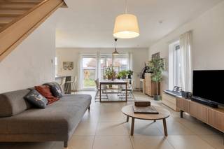 Deze recente halfopen bebouwing (2016) combineert hedendaags wooncomfort met een doordachte indeling. Met een bewoonbare oppervlakte van 192 m² op...