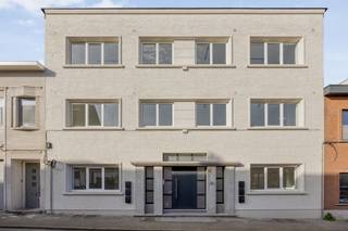 Volledig <strong>nieuw gelijkvloers </strong>appartement met aangename <strong>tuin en mooi terras</strong> (georiënteerd naar het Zuiden) gelegen in kleinschalige residentie van 6 appartementen. Het omvat een inkomhal, volledig <strong>vernieuwde keuken</strong> uitgerust met vaatwasser, grote koelkast met vriesvak, kookplaat op inductie, ingebouwde oven en een aansluitende berging/wasplaats. Een <strong>lichtrijke leefruimte</strong> met rechtstreekse toegang tot het terras/tuin die aansluit op de halfopen keuken. Een <strong>vernieuwde badkamer</strong> voorzien van een douchecel, wastafel met meubel en toilet en een <strong>ruime slaapkamer</strong> uitgerust met rolluiken.<br /><br />Verder beschikt deze eigendom over een tuinhuis, ruime kelder en fietsstalling voor twee fietsen.<br /><br />Het appartement wordt volledig <strong>geschilderd opgeleverd,</strong> is <strong>uitgerust met screens of rolluiken </strong>en er hangt <strong>overal verlichting!</strong><br /><br />Technisch is het appartement voorzien van een <strong>ventilatiesysteem, conforme elektrische keuring en een brandcentrale.</strong> Het appartement is uitgerust met centrale verwarming op aardgas (condensatieketel). <br /><br />Energiezuinig appartement met <strong>EPC-score 109 (B)</strong>.<br /><br /><strong>Gratis parking</strong> op 200m, Tangent en E19 vlot bereikbaar met als het centraal station van Mechelen.<br /><br />Het appartement wordt voor de eerste keer verhuurd na de renovatie en is <strong>onmiddellijk beschikbaar.</strong><br /><br />Gemeenschappelijke kosten --><strong> €40/maand (forfait).</strong><br /><br />Voor meer info of een bezichtiging --> <strong>cedric@immovos.be </strong>