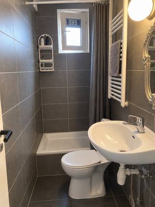 <p><span>Découvrez ce bel appartement d'une chambre à louer à Edegem. Il offre un espace de vie confortable, une chambre spacieuse et une atmosphère accueillante. Il convient parfaitement à une personne seule ou à un couple à la recherche d'un logement agréable.</span></p>
<p><span>Situé à Edegem, l'appartement permet de profiter d'un cadre résidentiel avec des commerces, des services et des transports à proximité.</span></p>
