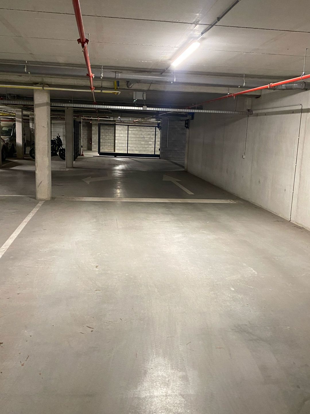Autostaanplaats te huur in de ondergrondse kelderverdieping van het project "Tribeca".