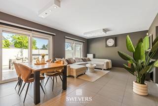 Voor meer info en foto’s, surf naar www.swevers.be – Deze instapklare halfopen woning (2013) in een rustige, doodlopende straat op Pastoor Oomshof 9 in Heusden-Zolder combineert comfort met een praktische indeling. Met een bewoonbare oppervlakte van 205m² op een perceel van 392 m² geniet u hier van ruimte en licht. De hoge inkomhal zorgt voor een open gevoel en geeft toegang tot een lichtrijke leefruimte van 30,50 m² met aansluitende eetkamer en zicht op de tuin. De keuken (12,18 m²) is functioneel ingericht en grenst aan een berging. Op het gelijkvloers bevinden zich verder een slaapkamer, badkamer met ligbad en dubbele wastafel, apart toilet en inpandige garage.<br />Op de verdieping zijn er drie ruime slaapkamers (ca. 16,12 m², 14,33 m² en 15 m²), een tweede badkamer, apart toilet en extra bergruimte. De woning beschikt bovendien over een kruipkelder en een zolder van 70 m² met uitbreidingsmogelijkheden. De zuidoost georiënteerde tuin biedt volop zon en privacy. Extra troeven zijn de kwalitatieve afwerking en twee badkamers. Gunstig gelegen nabij scholen, openbaar vervoer, horeca en op 1,2 km van de snelweg. Voor meer informatie, bel 011 255 155. Bron bewoonbare oppervlakte: EPC – verslag.