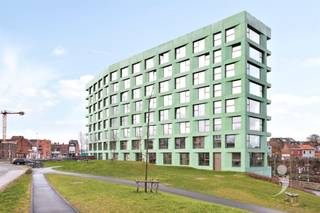 <p><span>Moderne kamer gelegen in studentenresidentie Woods, vlakbij het Belle-Vue park. </span></p><p><span>De residentie is gelegen op een boogscheut van het centrum van Leuven, op wandelafstand van het station en nabij verschillende campussen.</span></p><p><span> </span></p><p><span>De kamer is voorzien van een uitklapbaar tweepersoonsbed (140cm x 200cm - matras niet incl.), ingebouwde kleerkasten, waardoor er meer dan voldoende opbergruimte is. De kamer heeft ook een ingebouwde bureau met boekenplank en persoonlijke frigo met vriesvak. Verder beschikt de kamer over een persoonlijke badkamer met douche, lavabo en toilet.</span></p><p><span>De fietsenstalling is bereikbaar met de lift of via de trappenhal.</span></p><p><span> </span></p><p><span>Per verdieping zijn er twee keukens, die gedeeld worden met maximaal 10 personen. De keukens zijn voorzien van een oven, microgolf, vitro-keramische kookplaat, eettafel, wastafels en een persoonlijke opbergkast die op slot kan. Elke keuken heeft ook zijn eigen terras.</span></p><p><span> </span></p><p><span>Er is ook een gemeenschappelijke ontspanningsruimte met televisie, zetels, tafels en een kickertafel. Verder is er ondergronds nog een afsluitbare fietsenstalling, afvallokaal en een wasplaats met wasmachine en droogkast. </span></p><p><span> </span></p><p><span>De prijs bedraagt €675/maand exclusief provisie nutsvoorzieningen (50euro/maand)</span></p><p><span> </span></p><p><span>*De Foto's in de advertentie zijn van een gelijkaardige studentenkamer.</span></p><p><span> </span></p><p><span>Interesse? Contacteer ons via 0470 55 64 24 of </span><span><span>student@immolivit.be</span></span><span> </span></p><p><span> </span></p>
