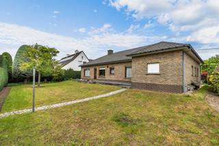 <p>Op zoek naar een ruime woning met karakter en potentieel?</p><p>Deze statige bungalow aan de Desselgemseweg 119 in Waregem biedt een unieke kans voor wie ruimte en een uitstekende ligging waardeert.</p><p> </p><p>Gebouwd in 1973 op een perceel van 861 m², beschikt de woning over een bewoonbare oppervlakte van 176 m².</p><p>Dankzij de solide structuur en praktische indeling vormt dit pand de ideale basis voor een renovatie naar eigen smaak.</p><p> </p><p>Via de ruime inkomhal bereikt u een gastentoilet, een lichtrijke woonkamer met houtkachel en een aansluitende keuken met toegang tot de tuin. De woning telt drie volwaardige slaapkamers en een badkamer met ligbad en douche.</p><p> </p><p>Een grote troef is de inpandige garage van 37 m² met ruimte voor wagen en washoek.</p><p>Zowel via de keuken als garage bereikt u de zuidgerichte tuin, waar u in alle rust kan genieten.</p><p>Verder beschikt de woning over rolluiken, een kruipkelder met extra kelderruimte (12 m²), aansluiting op stadswater en een boorput. De ruime zolder biedt bijkomend potentieel voor extra kamers of hobbyruimte.</p><p> </p><p>De ligging is uitstekend, met vlotte verbindingen naar het centrum van Waregem en omliggende gemeenten. Winkels, scholen en openbaar vervoer zijn nabij.</p><p> </p><p>Kortom: een karaktervolle woning met veel ruimte en renovatiepotentieel op een toplocatie. </p><p>Interesse? Contacteer ons voor meer info of een bezoek.</p>