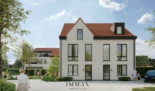** NIEUWE VOORWAARDEN**<br /><br />Ook interessant als opbrengsteigendom met een bruto-rendement van meer dan 3%! Dit biedt een mooie opportuniteit en een unieke investeringskans in nieuwbouw.<br /><br />De voormalige politiesite wordt omgevormd naar 2 woningen en 5 appartementen. Dit nieuwbouwproject is gelegen in de dorpskern van Moerkerke, ten oosten van Damme. Duurzame materialen werden gehanteerd en er werd rekening gehouden met de hedendaagse normen.<br /><br />Oplevering: zomer 2026<br /><br />De woningen hebben volgende indeling: hal met garderobe en gastentoilet - keuken met kookeiland - 2 bergingen naast de keuken met aansluiting voor wasmachine en droger - open woon- en eetkamer met uitzicht op het terras en de tuin, die ook toegang biedt tot een dubbele parkeerplaats met carport en berging. Op de 1e verdieping: nachthal met toilet - 1 ruime slaapkamer met eigen badkamer - 2 slaapkamers - 2e badkamer met douche en enkele wastafel. Op de 2e verdieping: 4e slaapkamer/kantoor/zolder bereikbaar via vaste trap.<br /><br />Met de wagen geniet u van een vlotte verbinding naar de N49 en de A11, waardoor u snel en gemakkelijk uw bestemming bereikt.<br />Verkiest u de fiets? Dan wacht u een prachtige tocht langs de idyllische Damse Vaart, waar u volop kan genieten van de rust en natuur.<br /><br />Voor verdere informatie of vrijblijvend bezoek contacteer Céline op 0476/60 60 23 of mail naar celine@immax.be