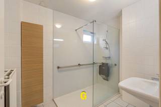 Dit gelijkvloersappartement met een bewoonbare oppervlakte van 105 m² en een ruim terras, uitgevend op de tuin, bevindt zich in een nette en verzorgde residentie langs de Onderstraat te Werm.<br /><br />In deze landelijke en rustige deelgemeente van het pas gefusioneerde Bilzen-Hoeselt is het aangenaam wonen, op slechts een vijftal minuten van het centrum van Hoeselt. Het centrum van Bilzen ligt op ongeveer vier kilometer en Tongeren op een zestal kilometer. Met de oprit van de E313 op een drietal kilometer zijn omliggende steden zoals Hasselt vlot bereikbaar. Liefhebbers van wandelen en fietsen vinden in de buurt tal van mooie verkavelingswegen tussen de omliggende velden.<br /><br />Dankzij de ligging op de gelijkvloerse verdieping, vlakbij de inkomhal, en de aangepaste inrichting van de badkamer is dit appartement tevens uiterst geschikt voor minder mobiele mensen.<br />De leefruimte, keuken en het terras bevinden zich aan de achterzijde van het gebouw, met zicht op en toegang tot de gemeenschappelijke tuin, ideaal voor spelende (klein)kinderen of voor wie graag buiten zit. Dit deel van de tuin is enkel gelegen achter dit appartement en het naastgelegen appartement, waardoor men hier vooral de lusten van zal kunnen ervaren, zonder hinder van anderen.<br /><br />INDELING/OMSCHRIJVING<br /><br />-Inkomhal met gastentoilet<br />-Ruime leefruimte (33 m²) met zit- en eetplaats, gericht op de achterliggende gemeenschappelijke tuin<br />-Aparte keuken met aanpalende bergruimte en toegang tot het terras<br />-Ruim, recent vernieuwd terras met nette vloerbekleding<br />-Nachthal met ruimte voor een wandkast<br />-Twee slaapkamers<br />-Badkamer met inloopdouche en meubel, vakkundig ingericht voor minder mobiele personen<br /><br />Inbegrepen in dit aanbod zijn bovendien een ruime individueel afsluitbare garage en een praktische berging in de kelderverdieping, ook bereikbaar via trap en lift. <br /><br />Enkele gunstige kenmerken samengevat:<br />-Rolstoelvriendelijk<br />-EPC: 192 kWh/m² jaar – label B<br />-CV op aardgas – condenserende hoogrendementsketel (2012)<br />-PVC-ramen met HR-glas<br />-105 m² bewoonbare oppervlakte (volgens EPC) – garage 19,14 m² – berging 7,41 m²<br />-Asbestvrij<br /><br />Dit appartement kan een mooi aanbod zijn voor wie op zoek is naar een betaalbaar en degelijk gelijkvloers appartement met ruim terras, zicht op groen, garage en berging, in een nette en rustige residentie.<br />Daarnaast zal dit eigendom zeker voldoende aantrekkingskracht hebben op de huurmarkt, waar het uitstekend in aanmerking komt voor een brede doelgroep kandidaat-huurders, ook oudere huurders.<br />Mogelijkheid tot doorgedreven verhuurbegeleiding met rentmeesterschapsdiensten via ons kantoor.