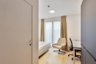 <span><strong>***LAATSTE KAMER BESCHIKBAAR IN RESIDENTIE SQUARE***</strong></span><br /><br />Residentie Square is een opbrengstpand dat voor zowel studerende jongeren in de Leuvense stadskern als in Heverlee en Brussel een goede locatie biedt. Je bent er op wandel/ fiets afstand van de Leuvense Stadskern, het Sportkot, de KULeuven campussen in de binnen en buitenstad alsook het station van Leuven en Heverlee. Deze residentie is gelegen op de Naamsesteenweg. Niet alleen zijn strategische ligging is een troef maar ook de residentie zelf zal puur genieten zijn.<br /><br />Deze residentie is een vernieuwbouwproject. De renovatie wordt uitgevoerd met oog voor detail, kwaliteitsvolle materiaalkeuze en afwerking. Daarnaast voldoet het gebouw aan de strenge energiezuinigheidsnorm van 2023. Dit pand omvat <strong>2 luxe studio's</strong> met privatieve keuken en badkamer en <strong>8 kamers privatief sanitair</strong>, bovendien beschikken een aantal units over een privatief terras! Bijkomend heeft dit pand bijkomend een <strong>gemeenschappelijke keuken</strong>. Kortom, deze residentie heeft het allemaal.<br /><br /><span><strong>Interesse? Vraag je brochure op en plan uw bezoek in met onze Expert Investeringsvastgoed: Jacky@connect-immo.be of 0495 53 46 49</strong></span><br /><br />EPB Startverklaring!<br />Verkoop onder het registratiestelsel <br />Wg, G<span>dv, Gvkr, Gvv</span>