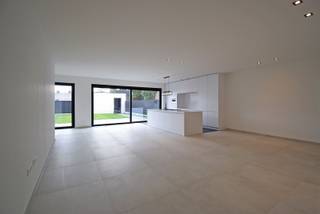 KORTRIJKSESTRAAT 101 BUS 02 TE ARDOOIEInstapklaar ruim gelijkvloersappartement met private tuin en aansluitende garage.Kwalitatief hoogstaand...