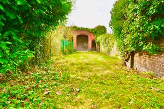 * Biedingsysteem: bieden vanaf 225.000 EUR. Meer info op kantoor.
Surf naar onze website voor meer informatie over de verkoop van deze woning. www.vastgoedunicum.be
Dit op te frissen, karaktervol herenhuis, gelegen in het centrum van Eeklo heeft veel troeven door de combinatie van hoge, lichtrijke ruimtes, drie bouwlagen, een terras en tuin.
Een indrukwekkende gang nodigt u uit tot de prachtige eetplaats die verbonden is met de keuken.
Op het gelijkvloers vindt u verder een apart gastentoilet en een mooi salon dat met een groot schuifraam verbonden is met het zongericht terras en de aangelegde tuin. Hier komt u volledig tot rust. Achteraan in de tuin geniet u in de schaduw van een overdekte pergola of u kan deze gebruiken als opslagruimte voor de fietsen.
De eerste verdieping beschikt over drie slaapkamers: twee grote tweepersoonsslaapkamers en één eenpersoonsslaapkamer. De badkamer is voorzien van een ligbad, een lavabo, een toilet en een douche in ligbad.
Een praktische, droge kelder biedt opbergmogelijkheden voor uw voedingswaren en andere artikelen.
Het huidig EPC kan, mits het plaatsen van dak -en muurisolatie, omgezet worden naar een label "D"!
De tweede verdieping, de zolderverdieping, zal u verrassen door een oppervlakte van maar liefst 40 vierkante meter waar u perfect nog twee slaapkamers kan bij creëren.
Deze woning is gelegen in het centrum van Eeklo, dicht bij alle winkels en dienstencentra, sport en cultuur.
Mis deze kans niet om uw eigen stempel te drukken op dit prachtige pand!
Wenst u een bezoek, neem dan contact op via het nummer
09/336 16 15 of mail ons via info@vastgoedunicum.be, wij helpen u graag verder.
Virtueel bezoek?
https://youtube.com/shorts/DqHIM1tYBY4