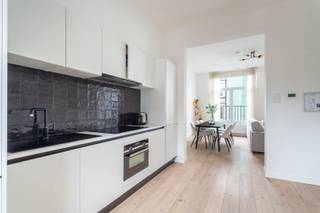 <p>Gelegen in de Kroonstraat, tussen het bruisende Zurenborg en het gezellige Moorkensplein, bevindt zich dit charmante duplexappartement. Op wandelafstand van zowel de Dageraadplaats als de Draakplaats geniet je hier van tal van leuke horecazaken en winkels, met bovendien vlotte verbindingen naar het centrum van Antwerpen. Een aangename en levendige omgeving waar jong en oud zich meteen thuis voelen.</p>
<p>Bij het betreden van het appartement op de tweede verdieping kom je binnen in een aangename, lichtrijke leefruimte waar grote raampartijen zorgen voor een open en ruimtelijk gevoel. Aansluitend bevindt zich de moderne open keuken, uitgerust met kwalitatieve inbouwtoestellen en voldoende werk- en opbergruimte, waardoor koken en gezellig samenzijn hier perfect hand in hand gaan.</p>
<p>Achteraan het appartement bevindt zich een ruime en rustige slaapkamer, voorzien van een ensuite badkamer met een comfortabele, ruime inloopdouche. Op de derde verdieping zijn er nog 2 kamers aanwezig die flexibel kunnen worden ingevuld, alsook een badkamer. Tot slot is er een praktische kelderberging aanwezig, die extra opslagruimte biedt.</p>
<p>Kortom, een instapklaar en stijlvol duplexappartement op een gegeerde locatie, waar comfort, ruimte en een bruisende buurt perfect samenkomen.</p>
<p>Interesse?<br />Contacteer LISTED voor een bezoek: +32 3 283 51 51.</p>