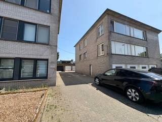Zeer ruime garagebox (+/- 20,5m²) met brede, gemakkelijk toegankelijke oprit.+/- 3,65m (B) x 5,6m (D) x 1,85m (H; dit tussen handvat poort en...