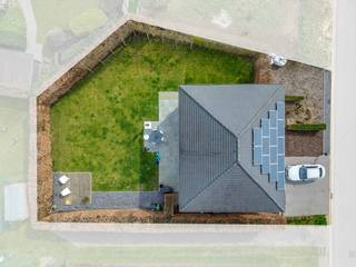 In een rustige en aangename woonomgeving bevindt zich deze stijlvolle, vrijstaande woning, gelegen aan de Renaat Woutershof 9 in Bekkevoort (volledig gerenoveerd 2023). Deze eigendom combineert ruimte, comfort en functionaliteit op een perceel van maar liefst 695 m², met een bewoonbare oppervlakte van 211 m² (volgens EPC-attest).<br /><br />Het gelijkvloers biedt een ruime hal met gastentoilet, een prachtige, lichtrijke open leefruimte waar zithoek en eetkamer naadloos in elkaar overvloeien en een volledig geïnstalleerde keuken, uitgerust met alle hedendaagse comfort. Aansluitend bevindt zich een praktische wasruimte. De vloer in deze woning bestaat uit hoogwaardige parket. Bovendien beschikt de woning over een inpandige garage en is ze volledig onderkelderd, wat tal van extra opberg- of hobbymogelijkheden biedt.<br />De kelder is volledig gevloerd en bekist.<br /><br />Op de eerste verdieping bevinden zich drie volwaardige slaapkamers, waarvan één met een stijlvolle dressing. De slaapkamers zijn voorzien van automatische rolluiken. De badkamer is uitgerust met een ligbad, douche en toilet.<br />Elke kamer is voorzien van airco's.<br /><br />Verder beschikt de woning over een zolderruimte die nog tal van mogelijkheden biedt. <br />Buiten geniet je van een verzorgde tuin met terras.<br /><br />Extra troef is de aanwezigheid van zonnepanelen, wat bijdraagt aan een lagere energiefactuur en een duurzame levensstijl. De vloerverwarming die gekoppeld is aan een warmtepomp en de nieuwe pur-isolatie helpen mee aan deze lage energiefactuur.<br />Ook het nieuwe alarmsysteem met meldkamer en de camera's rondom de woning zijn een grote troef.<br /><br />Deze woning is de perfecte combinatie van ruimte, luxe en praktische indeling, ideaal voor wie op zoek is naar een instapklare thuis in een groene en rustige omgeving.<br /><br />Wens je deze woning te bezoeken? moyra@immovadis.be 0469/195161