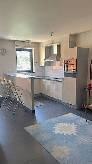 Dit appartement bevindt zich op de eerste verdieping van een kleinschalig gebouw op de Bredabaan in Maria-ter-Heide. Dankzij de centrale ligging geniet u van winkels en openbaar vervoer op korte afstand.<br />Het appartement verwelkomt u via de inkomhal en biedt een ruime, lichtrijke woonkamer met een mooie stenen vloer die mooi doorloopt naar de open keuken. De keuken is voorzien van een kookvuur, dampkap en koelkast en vormt samen met de woonkamer een gezellige leefruimte. Via het schuifraam in de woonkamer bereikt u het terras, een fijne plek om even te ontspannen.<br />Verder beschikt het appartement over twee slaapkamers, een apart toilet en een badkamer met ligbad (waar u ook comfortabel kan douchen) met douchescherm en wastafelmeubel.<br />Extra pluspunten zijn de lift in het gebouw en de privatieve garagebox achteraan, die inbegrepen is. De gemeenschappelijke kosten bedragen slechts €25 per maand.<br />Een ideaal appartement voor wie comfortabel wil wonen op een centrale locatie in Brasschaat – Maria-ter-Heide, met alle nodige voorzieningen binnen handbereik.<br />Interesse? Contacteer ons voor een bezoek en ontdek zelf de troeven van dit appartement!