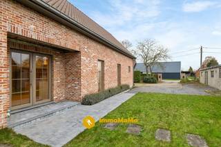 Op een rustige maar ook wel gunstige locatie in Beervelde, Cootveld 2, wordt deze uitermate polyvalente kantoor-/praktijkruimte te huur aangeboden.<br /><br />De ruimte is ideaal voor zelfstandigen en vrije beroepen en leent zich perfect voor uiteenlopende activiteiten zoals boekhouding, kinesitherapie, schoonheids- en nagelverzorging, coaching, dans- of bewegingslessen en tal van andere professionele invullingen.<br /><br />Het pand beschikt momenteel over een ruime polyvalente zaal, een aparte bureauruimte en uitgebreide sanitaire voorzieningen, waaronder douches, toiletten, omkleedhokjes en een sauna. De sauna kan desgewenst verwijderd worden, zodat de ruimte volledig kan worden aangepast aan jouw noden.<br /><br />In samenspraak met de eigenaar is er bovendien de mogelijkheid om gebruik te maken van de zolderruimte, die heel wat extra potentieel biedt. Indien gewenst kan ook een extra bureauruimte, berging en/of keuken worden bijgehuurd. Dit maakt het pand bijzonder flexibel en toekomstgericht.<br /><br />Dankzij de veelzijdige indeling en uitbreidingsmogelijkheden is alles aanwezig om een aangename, professionele en moderne werkomgeving te creëren voor jezelf en eventueel personeel.<br /><br />Huurprijs: €800/maand<br />Vaste maandelijkse kosten: €150/maand<br /><br />Ben je op zoek naar een ruimte die met je meegroeit en zich aanpast aan jouw professionele activiteiten? Dan is dit pand absoluut een bezoek waard. Voor meer informatie neem je best contact op via lansan@immomamo.be.