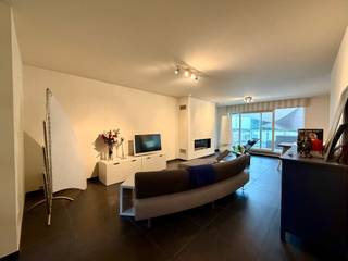 <p><span>Ruim duplex appartement met 2 slaapkamers, garagebox en kelderberging in het centrum van Lanklaar.</span></p><p><span> </span></p><p><span>Op een uitstekende locatie aan de kerk van Lanklaar bieden wij u dit bijzonder ruime duplex appartement aan met een bewoonbare oppervlakte van 173m². Dankzij de centrale ligging bevinden winkels, horeca, openbaar vervoer en andere dagelijkse voorzieningen zich op wandelafstand.</span></p><p><span> </span></p><p><span>Ook qua bereikbaarheid scoort deze eigendom uitstekend. Via de nabijgelegen N78 bereikt u vlot Maasmechelen, Maaseik en Genk, terwijl ook de autosnelweg en Nederland zich op korte afstand bevinden.</span></p><p><span> </span></p><p><span>Het appartement is gelegen op de eerste verdieping en beschikt over een eigen inkomhal die toegang geeft tot de verschillende leefruimtes. De lichtrijke woonkamer vormt zonder twijfel het hart van het appartement. Dankzij het grote schuifraam geniet u hier van een aangename natuurlijke lichtinval en een directe verbinding met het terras aan de achterzijde. De aanwezige gashaard zorgt bovendien voor extra sfeer en gezelligheid.</span></p><p><span> </span></p><p><span>Aansluitend bevindt zich de volledig uitgeruste keuken, voorzien van alle nodige comfort. Vanuit de keuken heeft u toegang tot een tweede terras aan de voorzijde van het gebouw. Door de aanwezigheid van twee terrassen kunt u op elk moment van de dag genieten van zon of schaduw.</span></p><p><span> </span></p><p><span>Verder beschikt deze verdieping over een gastentoilet en twee praktische bergruimtes, waaronder een wasberging met aansluitingen voor wasmachine en droogkast.</span></p><p><span> </span></p><p><span>Op de bovenverdieping bevinden zich twee ruime slaapkamers en een comfortabele badkamer uitgerust met een ligbad, douche en lavabo. Hier is tevens een 2</span><span><sup>e</sup></span><span> toilet beschikbaar. De masterbedroom beschikt bovendien over een eigen dressing. Daarnaast biedt de aanwezige zolderruimte extra mogelijkheden voor opslag of hobbyruimte.</span></p><p><span> </span></p><p><span>Ook aan bergruimte geen gebrek dankzij de privatieve kelderberging. Uw wagen parkeert u veilig in de afgesloten garagebox met automatische sectionaalpoort.</span></p><p><span> </span></p><p><span>Troeven:</span></p><ul><li><span>Centrale ligging in het hart van Lanklaar</span></li><li><span> Bewoonbare oppervlakte van bijna 170 m²</span></li><li><span>Twee ruime slaapkamers</span></li><li><span>Masterbedroom met dressing</span></li><li><span>Twee terrassen</span></li><li><span>Afgesloten garagebox</span></li><li><span>Privatieve kelderberging</span></li><li><span>Veel bergruimte</span></li><li><span>Uitstekende bereikbaarheid</span></li><li><span>Elektrische installatie wordt goedgekeurd</span></li></ul><p><span>Het appartement is momenteel verhuurd aan 1.050 per maand, waardoor het ook een interessante opportuniteit vormt voor investeerders die op zoek zijn naar een stabiel rendement. </span></p><p><span>Bent u op zoek naar een ruim appartement met tal van mogelijkheden op een gegeerde locatie? Contacteer ons dan vandaag nog voor een bezichtiging.</span></p><p><span>Robin Raeven – 0484 35 73 08 – robin@jemar.be</span></p>