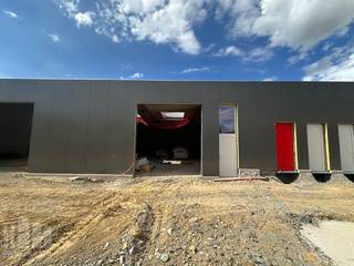 Nieuwbouw KMO-park bestaande uit 7 KMO-units te koop met oppervlaktes tussen 166 m² en 272 m². De strategische ligging vlakbij de N46 zorgt voor een snelle aansluiting richting de E40, wat zorgt voor een vlotte verbinding richting Gent, Brussel en omliggende gemeenten zoals Zottegem en Aalst.<br /><br />De unit van 185 m² maakt deel uit van het Bedrijvenpark Dereadt en is opgebouwd uit een staalconstructie, in combinatie met een betonplint en geïsoleerde sandwichpanelen. De loods heeft een brandklasse C en beschikt over lichtstraten met rookluik, polybetonvloer en een sectionale poort met afzonderlijke toegangsdeur. Dankzij de casco oplevering behoudt u de vrijheid om de afwerking volledig af te stemmen op uw eigen wensen en noden. <br /><br />Verwachte oplevering september 2026. <br /><br />Heeft u interesse of wenst u graag meer details over dit aanbod? Neem contact op met Gill voor meer info, plannen en lastenboek via het nummer 09 219 90 30.