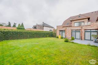 <p><span>Ruim gelijkvloers appartement (EPC B-label) met uitzonderlijk grote, zonnige tuin en garagebox in Kalmthout! </span></p><p><span>Dit aangename gelijkvloers appartement beschikt over een bewoonbare oppervlakte van ca. 155 m² en combineert ruimte, licht en comfort met een mooi aangelegde, volledig omheinde tuin.</span></p><p><span>Via de inkomhal met gastentoilet en handenwasser betreedt u de ruime en lichtrijke leefruimte met open, volledig ingerichte keuken. Vanuit de leefruimte geniet u van een mooi zicht op de tuin en heeft u rechtstreeks toegang tot het open terras en de zeer ruime buitenruimte.</span></p><p><span>Het appartement beschikt over drie slaapkamers en een ingerichte badkamer met douche, ligbad en wastafel. Daarnaast is er een praktische wasplaats/bergruimte met aansluitingen voor wasmachine en droogkast.</span></p><p><span>Bijzonderheden:</span><span><br />- Huurprijs: € 1.200/maand (incl. garagebox) + € 50 tuinonderhoud (totaal: € 1.250/maand)<br />- Beschikbaar vanaf: 01/04/2026</span></p>