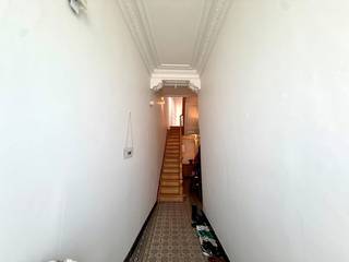 Op zoek naar een karaktervol pand in de Limburgse hoofdstad? Dit herenhuis in Hasselt combineert historische charme met een aangenaam wooncomfort en beschikt over een gunstig EPC-label C. Gelegen aan de Thonissenlaan geniet u hier van een uitstekende bereikbaarheid. Het pand is volledig instapklaar, waardoor u hier meteen uw intrek kunt nemen. Scholen, winkels en het openbaar vervoer bevinden zich allemaal op wandelafstand. Een extra troef is het terras waar u in alle rust van de buitenlucht kunt genieten, midden in de stad.<br /><br />Indeling: <br /><br />Gelijkvloers: <br />- Inkomhal<br />- Woonkamer<br />- Eetkamer<br />- Keuken <br />- Berging<br />- Waskamer<br />- Terras <br /><br />Verdiep +1: <br />- Slaapkamer <br />- Berging/dressing <br /><br />Verdiep +2: <br />- Slaapkamer <br />- Badkamer <br /><br />Verdiep +3: <br />- Slaapkamer <br />- Badkamer <br /><br />Verdiep +4: <br />- Zolderkamer <br /><br />De snelste manier om een bezoek te brengen aan deze woning ? Vraag je bezoek aan via de rode knop op onze website (www.dewaele.com).<br /><br />Telefonisch kunnen er geen afspraken gemaakt worden. Bij andere vragen kun je ons telefonisch contacteren via 011 30 50 50.<br /><br />Tot binnenkort