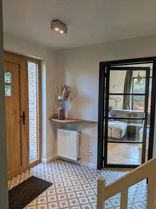🏡 Ruime open bebouwing, gebouwd in 2007 met zwembad in rustige, doodlopende straat nabij gegeerde wijk Lakvenheide.
Op zoek naar een ruime instapklare gezinswoning met 5 slaapkamers, een mooie tuin en een zwembad? Dan is deze open bebouwing op een perceel van 649 m² zeker het ontdekken waard.
De woning is gelegen in een rustige, doodlopende straat, ideaal voor wie houdt van rust, privacy en een aangename woonomgeving. Directe toegang tot autostrade E19 en dorp van Sint-job of Maria-ter Heide.
De woning beschikt over:
- Gloednieuwe keuken 2022
- Nieuwe ramen 2022
- 4 slaapkamers
- 1 badkamer (vernieuwd in 2020)
- Een ruime living
- Ruimte voor 2 auto's op de oprit te parkeren en 1 extra parkeerplek buiten de omheining
- Bureau (of 5e slaapkamer)
- Berging
- Garage
- Zonnepanelen
- Batterij 10kW
- Verwarming op aardgas
- Zwembad
Buiten geniet je van een aangelegd terras en volledig omheinde tuin, ideaal om te ontspannen en gezellig samen te zijn. Ligging tuin noordoost.
Het zwembad (4mx6mx120cm diep) met zoutelektrolyse en warmtepomp vormt een extra troef en zorgt voor heerlijk genieten tijdens warme dagen.
Belangrijke informatie: een gedeelte van de keuken bevindt zich in een constructie waarvoor geen stedenbouwkundige vergunning werd afgeleverd.
Deze toestand wordt volledig en transparant meegedeeld aan kandidaat-kopers. Verdere informatie hierover is beschikbaar bij interesse of bezoek.
Een ruime gezinswoning met veel troeven, gelegen op een rustige locatie en met alle ruimte om volop van wonen en buitenleven te genieten.
EPC attest: B label
Keuring elektriciteit: niet conform (kleine aanpassingen nodig)
IMMO'S, gelieve u te weerhouden, woning wordt particulier te koop aangeboden.
Koop rechtstreeks van de eigenaar.
Interesse in een bezoek? Graag telefonisch bellen naar 0473808208