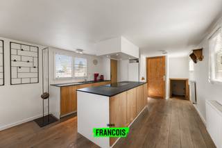 Deze unieke woonboot biedt alle wooncomfort in een modern interieur. Na een volledige renovatie kreeg de boot 'Jana' een open indeling die zorgt voor een ruimtelijk gevoel. Op deze uitstekende ligging vlakbij de Scheepsdalebrug zijn scholen, winkels en andere voorzieningen op fiets- en wandelafstand.<br /><br />Bij het betreden van de woonboot kom je in de kwalitatief ingerichte keuken met aansluitende een berging die als bijkeuken kan dienen. Verder zijn de leefruimte met ruime eethoek ook te vinden in deze open ruimte. De luxueuze badkamer is voorzien van een ligbad met douchekraan, wastafel en een sauna. Daarnaast bevindt zich een apart toilet.<br /><br />Verder zijn er twee aaneensluitende slaapkamers met ingebouwde kastruimte. Een derde, ruime slaapkamer met inloopkast bevindt zich aan de andere kant van de woonboot. Bovendien beschikt 'Jana' nog over een polyvalente ruimte met tal van mogelijkheden.<br /><br />Ben jij op zoek naar een uniek woonconcept? Aarzel dan niet en plan een bezoek in via de website of contacteer Kenjiro 0495 64 69 95 of waeles@immofrancois.be<br /><br />