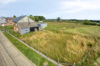 <p>Op een prachtig perceel van maar liefst 26 are, geniet deze woning van een uniek en weids vergezicht over het omliggende landschap. Gelegen in het landelijke Glabbeek biedt dit eigendom een uitzonderlijke kans voor wie op zoek is naar ruimte, rust en de mogelijkheid om een woning volledig naar eigen smaak en wensen te creëren.<br /><br />De woning beschikt momenteel over een bewoonbare oppervlakte van 176 m² en omvat vijf slaapkamers. Ze dient volledig gerenoveerd te worden, waardoor u de vrijheid heeft om de indeling, afwerking en technieken volledig af te stemmen op uw persoonlijke woonwensen en hedendaagse comforteisen.<br /><br />Dankzij het ruime perceel zijn er tal van mogelijkheden om een prachtige tuin, terras of buitenbeleving uit te werken met blijvend zicht op het groen. De combinatie van de royale grondoppervlakte, de landelijke ligging en het open uitzicht maakt van deze eigendom een zeldzame opportuniteit voor gezinnen, investeerders of handige renovateurs.<br /><br />Bent u op zoek naar een woning met karakter, potentieel en een uitzonderlijke ligging? Dan is dit pand in Glabbeek absoluut een bezoek waard. Laat uw creativiteit de vrije loop en realiseer hier uw droomwoning op een unieke locatie.<br /><br />Interesse? Neem contact op met Thomas via +32 499 22 99 24 of thomas@sophimo.be.</p>