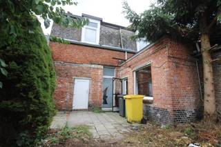OPEN HUIS ZATERDAG 5 SEPTEMBER van 13u tot 14 u - VOLLEDIG TE RENOVEREN WONING MET PARKEERGELEGENHEID ! Nota: Indien u een krediet dient aan te gaan, raden wij u aan om goed vooraf te informeren bij uw bankinstelling aangezien het hier om een zeer groot renovatieproject gaat. Met maar liefst mogelijkheid tot het parkeren / stallen van 4 tot 5 wagens is dit op zich al een uniek eigendom. Gunstig gelegen, in een éénrichtingsstraatje met weinig verkeer, op 200 meter van het station, vlakbij scholen en de winkelstraten... Heb je twee rechterhanden (of heb je een netwerk van handige harry's ; )) en wil je graag een woning volledig naar je eigen smaak renoveren? Nog beter, dan bent u hier helemaal aan het juiste adres. Deze charmante, VOLLEDIG TE RENOVEREN (ook het DAK!), ruime woning heeft dus vele troeven: de parkeergelegenheid, de ruimte, de grote zuidwest gerichte tuin, de hoge plafonds.... De garage (hoogte plafond = 3,5 m) is ook ideaal voor het stallen van hogere voertuigen. Het dak dient ook vernieuwd te worden. Voor de volledige indeling van de woning verwijzen we u graag naar de plannen op www.bols.be. Renovatieverplichting van toepassing: Interessante info: https://www.vlaanderen.be/een-huis-of-appartement-kopen/renovatieverplichting-voor-residentiele-gebouwen - https://www.vlaanderen.be/premies-voor-renovatie/mijn-verbouwpremie - https://www.turnhout.be/subsidies-milieubesparende-maatregelen. Niet gelegen in een overstromingsgebied. P-score: A - G-score: A. Geen erfgoed. Voor meer inlichtingen kan u ons steeds contacteren.