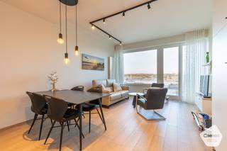 Dit zeer gezellige,<strong> instapklare </strong>appartement bevindt zich langs <strong>het mooiste stuk Zeedijk van Nieuwpoort-Bad</strong>.<br />Dankzij de <strong>topligging</strong> kan u hier steeds genieten van alle rust, <strong>op wandelafstand van het bruisende centrum.</strong><br /><br />De indeling is als volgt:
<ul>
	<li>Ruime inkomhal;</li>
	<li>Gezellige leefruimte met <strong>veel lichtinval</strong> door de grote raampartijen;</li>
	<li>Nieuwe, open keuken met <strong>alle hedendaagse voorzieningen</strong>;</li>
	<li>Apart toilet;</li>
	<li>Badkamer met wastafel en inloopdouche;</li>
	<li>Slaapkamer 1 (<strong>10,92 m<sup>2</sup></strong>) met toegang tot terras;</li>
	<li>Slaapkamer 2 (<strong>12,8 m<sup>2</sup></strong>) met praktische inbouwkast;</li>
	<li>Terras achteraan met praktische buitenberging;</li>
</ul>
<br />Extra troeven:
<ul>
	<li><strong>Zeer ruime kelderberging inbegrepen bij aankoop</strong>;</li>
	<li>Gemeenschappelijke fietsenberging aanwezig;</li>
	<li>Overal rolluiken voorzien;</li>
	<li>Elektrische keuring is <strong>conform</strong> <strong>de bestaande wetgeving</strong>;</li>
</ul>
<br />Benieuwd? Aarzel niet om ons te contacteren voor een bezoek ter plaatse.<br /> 