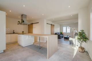 Ben je op zoek naar een instapklare woning in het rustige en charmante Smetlede? Zoek niet verder! Deze prachtig gerenoveerde woning biedt de perfecte mix van modern comfort en landelijke rust.<br /><br />De indeling gaat als volgt:<br />Gelijkvloers:<br />- Lichtrijke woonkamer<br />- Open keuken volledig ingericht met kwaliteitsvolle toestellen<br />- Aparte bergruimte naast de keuken<br />- Bureauruimte of extra slaapkamer<br />- Badkamer met ligbad, douche en dubbele wastafel<br />- Apart gastentoilet<br />- Ruime extra bergruimte<br /><br />Eerste verdieping:<br />- Nachthal<br />- Drie volwaardige slaapkamers<br /><br />De woning heeft een totaalrenovatie ondergaan en is nu afgewerkt tot de perfecte starterswoning. <br />Deze woning is rustig gelegen, maar beschikt wel nog steeds over een goede uitvalsbasis ten opzichte van winkels, restaurants en het openbaar vervoer. Kortom, de perfecte combinatie van beide.<br /><br />Laat deze kans niet schieten en plan vandaag nog uw bezoek via Laat deze kans niet schieten en plan vandaag nog uw bezoek via kristof.de.clercq@albert.immo.<br />Bij Albert kom je thuis!