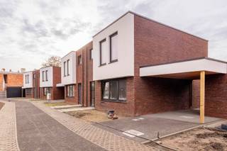 Casco nieuwbouwwoning met 3 slaapkamers en zuid-tuin gelegen op een ideale toplocatie. In een zeer rustige omgeving op slechts 100 meter van...