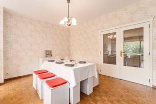 <p><strong>Te koop: ruim appartement met 2 slaapkamers in het centrum van Deerlijk.</strong><br /> </p>
<p>Ontdek dit charmante appartement in Residentie Narcis, gelegen in een rustige omgeving op een steenworp van het centrum van Deerlijk.<br />Dankzij de gunstige ligging bevinden winkels, openbaar vervoer en andere dagelijkse voorzieningen zich vlakbij. Bovendien geniet je van een vlotte bereikbaarheid dankzij de nabijgelegen invalswegen.</p>
<p>Een extra troef? Bij het appartement hoort de mogelijkheid om een garage aan te kopen voor € 20.000.<br />Een ideale opportuniteit voor wie comfortabel en rustig wil wonen, met alle voorzieningen binnen handbereik!</p>
<p><br /><u><strong>Indeling:</strong></u><br />Inkomhal met ingebouwde kasten als vestiaire en gastentoilet, ruime en lichtrijke leefruimte, keuken met berging en toegang tot het terras, 2 volwaardige slaapkamers.<br />Bij het appartement hoort ook een kelderberging.<br /><em>Garage kan bijgekocht worden ter waarde van 20.000 euro.</em><br /><br /><u><strong>Troeven:</strong></u></p>
<ul><li>Geen renovatieverplichting - EPC C</li><li>Mogelijkheid om garage bij te kopen</li><li>Lichtrijke leefruimte met haard als centerpiece</li><li>Vlakbij het centrum van Deerlijk - winkels, apotheek, bakker ...</li><li>Gelegen in een rustige omgeving</li></ul>
<br /><strong>Interesse in dit appartement? Neem zeker contact op met Indra voor meer informatie of een bezoek - 0473/61.10.10.</strong>