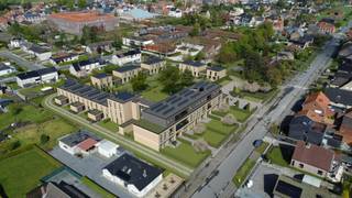 <p>Altro Projects lanceert het woonproject ‘Edward Poppe Woonpark’ in Sint-Laureins, gelegen op de site van de voormalige school Edward Poppe Instituut. Het nieuwe woonpark hergebruikt de iconische gevelsteen van het oude modernistische schoolgebouw uit 1962 en combineert deze met nieuwe betonstroken. Het project richt zich op energie-neutraliteit met gebruik van warmtepompen en zonnepanelen, zonder fossiele energiebronnen.</p><p>Het woonpark biedt een mix van betaalbare gezinswoningen en levensloopbestendige appartementen, geschikt voor bewoners van alle leeftijden. In totaal worden 14 ruime en lichte appartementen gebouwd binnen de contouren van het oude schoolgebouw. Alle leefruimtes kijken uit op een centraal groen park. Het park fungeert als een bijzondere ontmoetingsruimte waar jong en oud kunnen genieten in een rustige buitenomgeving.</p><p>Bij het Edward Poppe Woonpark hebben de architecten gekozen voor circulair en toekomstgericht bouwen, waarbij duurzaamheid centraal staat. Dit betekent niet alleen een slimme keuze van bouwmaterialen, maar vooral ook dat gebouwen lang en duurzaam gebruikt kunnen worden, eenvoudig aanpasbaar zijn aan toekomstige noden.</p><p>Bij de afwerking van de appartementen en de woningen hebt u, als koper, de volledige vrijheid om het appartement in te richten volgens uw eigen smaak en noden.</p>