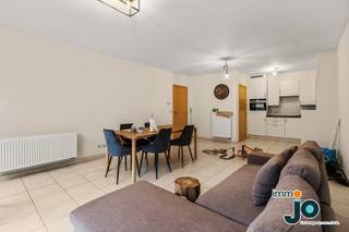 Dit moderne appartement is gelegen in een jonge en stijlvolle residentie vlakbij winkels, scholen en natuurgebied.  Het heeft een zuid-gericht...