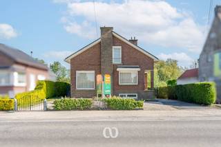 PLAN JE BEZOEK IN VOOR DE EERSTE BEZOEKDAG VAN DINSDAG 12 MEI VIA ONZE WEBSITE!<br /><br />Ben jij op zoek naar een stevige gezinswoning op een boogscheut van het centrum van Lozer? Gevonden!<br /><br />De volledige onderkeldering, de mooie tuin en de vlot bereikbare ligging vlakbij winkels en verbindingswegen zoals de E17 en de N60 maken van deze woning een bijzonder interessante opportuniteit.<br /><br />INDELING:<br /><br />GLV:<br />Je komt de woning binnen via de inkomhal. Van hieruit heb je toegang tot het gastentoilet, de lichtrijke leefruimte en de keuken. Verder bevinden zich op het gelijkvloers de badkamer en een eerste slaapkamer. Aansluitend vind je ook een gezellige veranda met zicht op de tuin.<br /><br />1eV:<br />Op het eerste verdiep kom je boven in de nachthal. Hier heb je toegang tot twee slaapkamers en een zolderruimte.<br /><br />KELDER:<br />De woning is volledig onderkelderd en is zowel bereikbaar vanuit de woning als via de tuin. Ideaal voor wie op zoek is naar extra bergruimte of een praktische werkruimte.<br /><br />Zie jij jezelf hier al wonen? Aarzel dan zeker niet en plan vandaag nog je bezoek in!