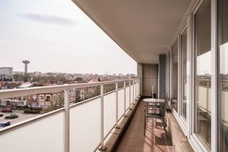 Mooi, lichtrijk op te frissen appartement op de 5de verdieping. Inkomhal met vestiaire en apart toilet. Leefruimte met parket en toegang tot...