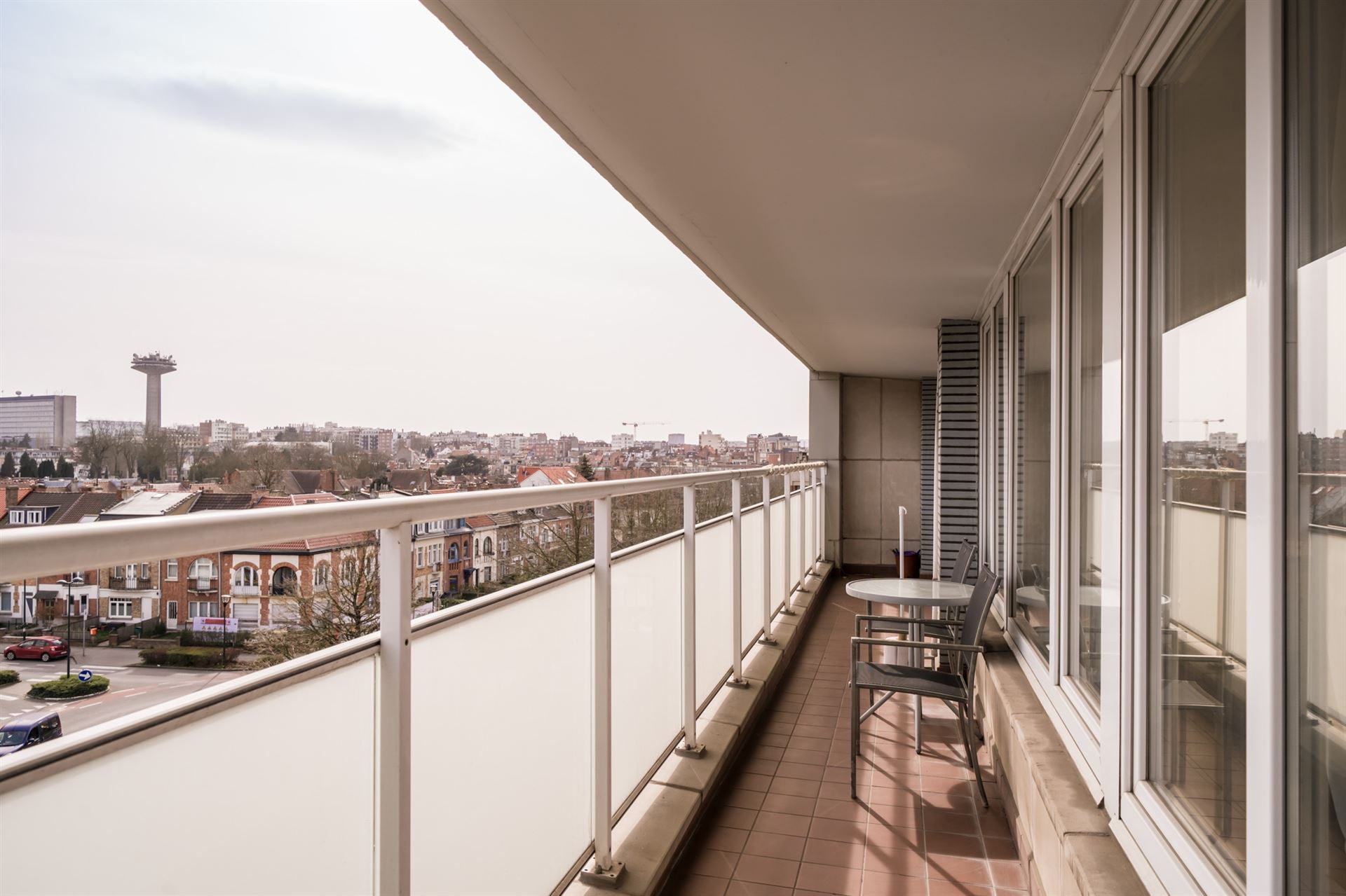 Mooi, lichtrijk op te frissen appartement op de 5de verdieping - foto 2