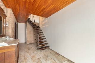 <p>Deze charmante bel-etagewoning is rustig gelegen aan het park van Kapellen, op wandelafstand van het centrum met alle voorzieningen. Dankzij de nabijheid van de autostrade geniet u bovendien van een vlotte bereikbaarheid, zonder in te boeten aan woonrust en groen.</p>
<p>Bij het betreden van de woning komt u terecht in een ruime inkomhal met vestiaire, die toegang biedt tot de inpandige garage en een praktische, ruime wasplaats. Aan de achterzijde bevindt zich een gezellige veranda met zicht op de tuin — een heerlijke plek om tot rust te komen.</p>
<p>De eerste verdieping vormt het kloppend hart van de woning en wordt overspoeld door natuurlijk licht. De ruime leefruimte met gezellige eetplaats sluit naadloos aan op de volledig geïnstalleerde open keuken, wat zorgt voor een open en aangenaam leefgevoel. Aansluitend bevindt zich een praktische bureau met ingemaakte kasten, ideaal voor thuiswerk, en verder op dit verdiep een apart gastentoilet.</p>
<p>Op de tweede verdieping bevinden zich twee slaapkamers en een badkamer met bad, lavabo en toilet. De masterbedroom biedt de mogelijkheid tot het creëren van een extra slaapkamer. Daarnaast beschikt de woning over een zolder van 12,5 m² die, mits een vaste trap, kan worden ingericht als hobbyruimte of slaapkamer.</p>
<p>Buiten kan u in alle privacy genieten van de groene tuin met tuinberging. Het balkon op de eerste verdieping nodigt uit om de dag rustig te starten met een kopje koffie in de zon. Parkeren is comfortabel dankzij de inpandige garage, alsook is er voldoende parkeergelegenheid in de straat.</p>
<p>De woning beschikt over een EPC D-label en is <span>niet </span>onderworpen aan de renovatieverplichting. Mits enkele beperkte ingrepen kan bovendien vlot een nog gunstiger EPC-label worden behaald.</p>
<strong>Troeven:<br /></strong>- Rustige ligging aan het park <br />- 12 Zonnepanelen met groenestroomcertificaten<br />- Uitbreidingspotentieel tweede verdieping en zolder