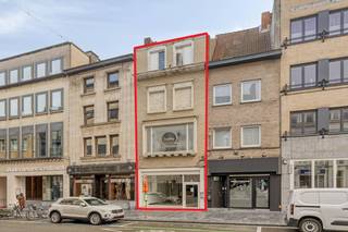 Handelspand van ca. 239 m² te koop in het centrum van Kortrijk op 50 meter van de Grote Markt. Indeling: - Gelijkvloers ca. 100 m²- 1e verdieping...