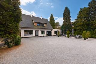 Deze ruime en verzorgde open bebouwing werd gebouwd in 1957 en volledig verbouwd (2021) tot een woning- en een horecagedeelte. Het domein met...
