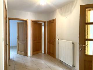 Ruimte, licht en een uitstekende ligging: dit ruime appartement van maar liefst 147 m² heeft het allemaal!<br /><br />Op wandelafstand van alle dagelijkse voorzieningen — waaronder de bakker, winkels, openbaar vervoer, scholen en belangrijke invalswegen — bevindt zich dit lichtrijke en instapklare appartement, voorzien van alle hedendaagse comfort.<br /><br />De centrale ligging, de royale leefruimtes en het grote zonnige terras met open zicht vormen slechts enkele van de vele troeven van deze eigendom.<br /><br />Indeling is als volgt:<br /><br />- Centrale inkomhal met toegang tot de verschillende leefruimtes.<br />- Ruime en lichtrijke leefruimte met een sfeervolle inbouwcassette op aardgas, geïntegreerd in een stijlvolle natuurstenen wand<br />- Zeer ruime, aparte leefkeuken met mooie schuifdeur, uitgerust met dubbele spoelbak, vaatwasser, keramische kookplaat, dampkap en oven<br />- Praktische berging/wasplaats<br />- 2 volwaardige slaapkamers, waarvan één aan de voorzijde en één aan de achterzijde, rustig gelegen<br />- Ingerichte badkamer met toilet, ligbad en dubbele lavabo met meubel<br /><br />Achteraan bevindt zich een groot en zonnig terras waar je heerlijk kunt genieten van de rust en het open uitzicht.<br /><br />Extra troeven: <br /><br />- Centrale verwarming op aardgas<br />- Stadswater<br />- PVC-ramen met dubbele beglazing<br />- Kwalitatieve materialen<br />- Stijlvolle massieve binnendeuren<br />- Energiezuinig: EPC-label B – 161 kWh/m²/jaar<br />- Elektrische installatie conform<br />- Lift aanwezig<br /><br />Ben je op zoek naar een ruim en lichtrijk appartement met een groot zonnig terras, gelegen in de dorpskern en op wandelafstand van alle voorzieningen? Dan is dit appartement absoluut een bezoek waard!<br /><br />Syndic kosten: 50 € / maand<br />Onmiddellijk beschikbaar.